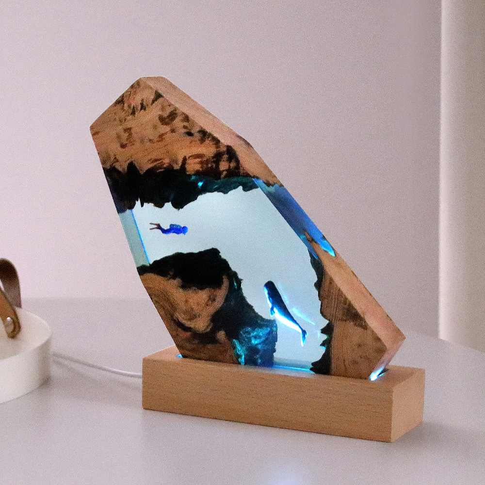 Resin Art And Wood - 新しい水中洞窟クジラダイバーホームデスクデコレーション無垢材樹脂発光海洋アートクラフト誕生日プレゼント