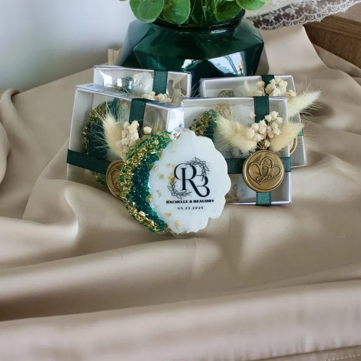 Resin Art Design For Wedding - パーソナライズされたウェディングエポキシマグネットギフト、エメラルドグリーンレジンアートギフト、ウェディングワックスシールデザインブライダルパーティー記念品
