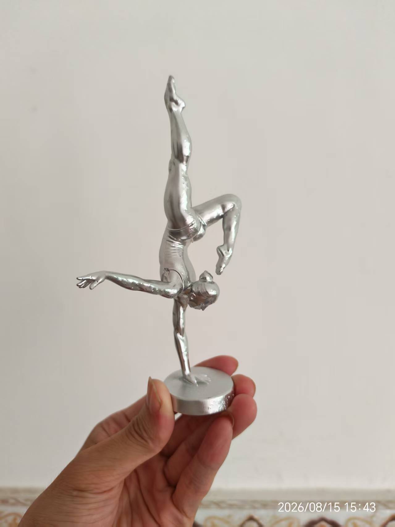 Resin Artist - 3Dプリント製の片手バランスを取るバレエダンサーのフィギュア、モダンな芸術体操少女のデスクトップ装飾彫刻