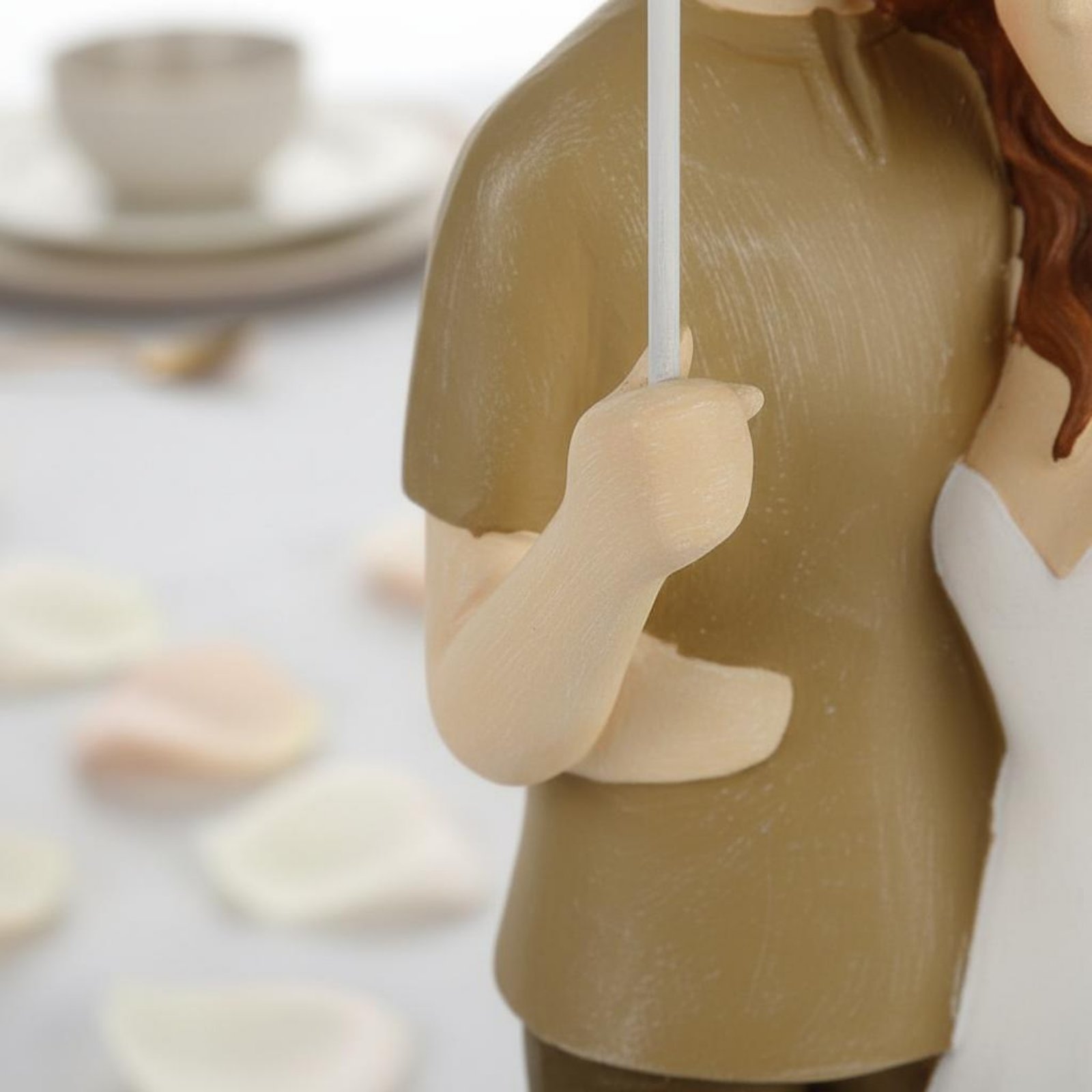 Resin Art Design For Wedding - 傘の下のカップルの装飾、エレガントなデザインの樹脂製恋人像、ロマンチックな置物、芸術的な愛の抱擁の彫刻、モダンアート